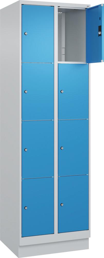 Fächerschrank CLASSIC B600xT500xH1950 mm RAL 7035/5012, 2x4 Fächermit 100 mm hohem Sockel