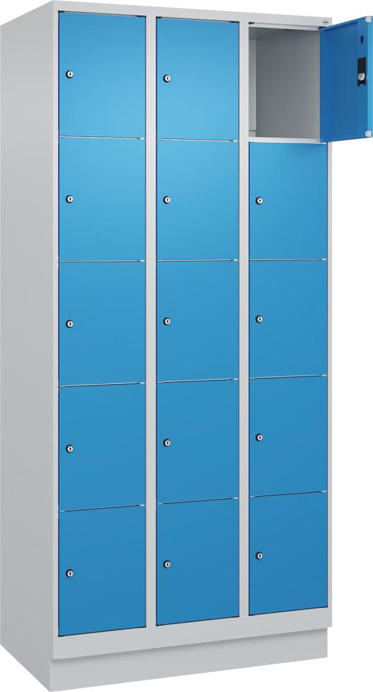 Fächerschrank CLASSIC B900xT500xH1950 mm RAL 7035/5012, 3x5 Fächermit 100 mm hohem Sockel