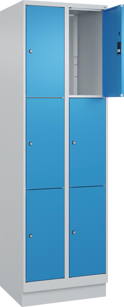 Fächerschrank CLASSIC B600xT500xH1950 mm RAL 7035/5012, 2x3 Fächermit 100 mm hohem Sockel