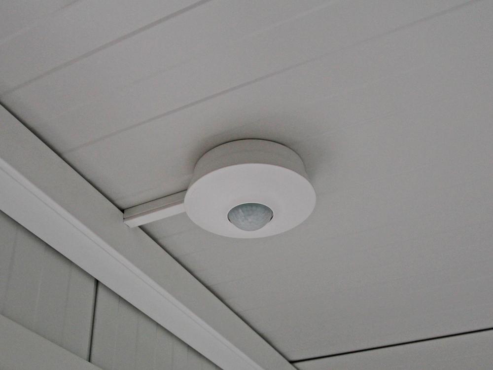 Deckenpräsenzmelder statt Lichtschalter, IP 55, Farbe weiß Erfassungswinkel 360°